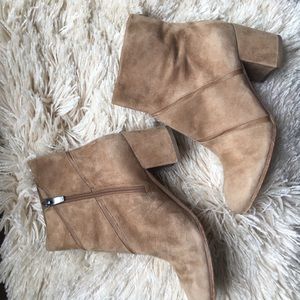 Via Spiga Size 6 tan suede ankle boots 2”heel